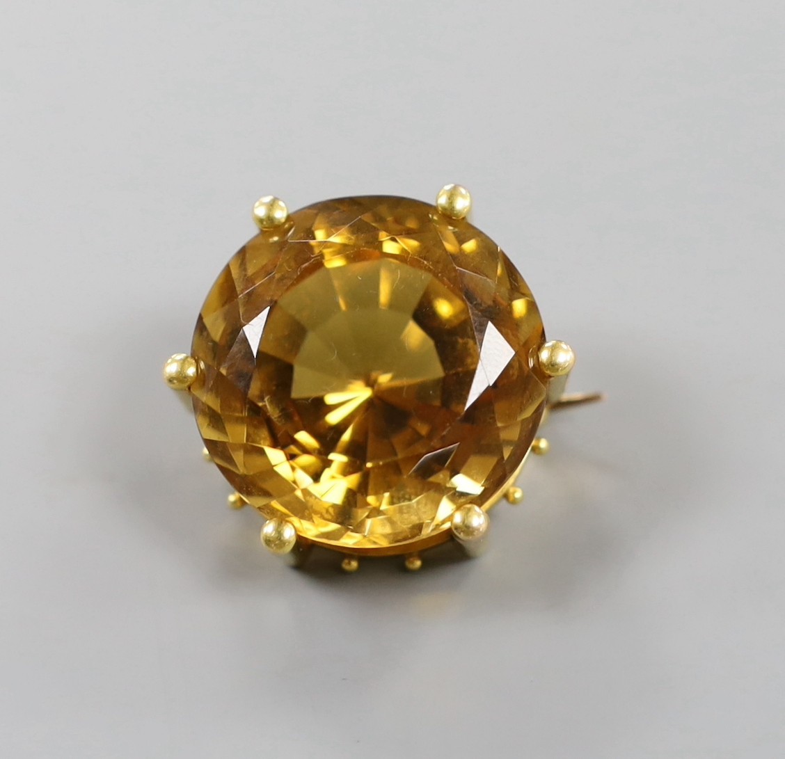 A yellow metal mounted round cut citrine set brooch, 24mm, gross weight 15.4 grams.